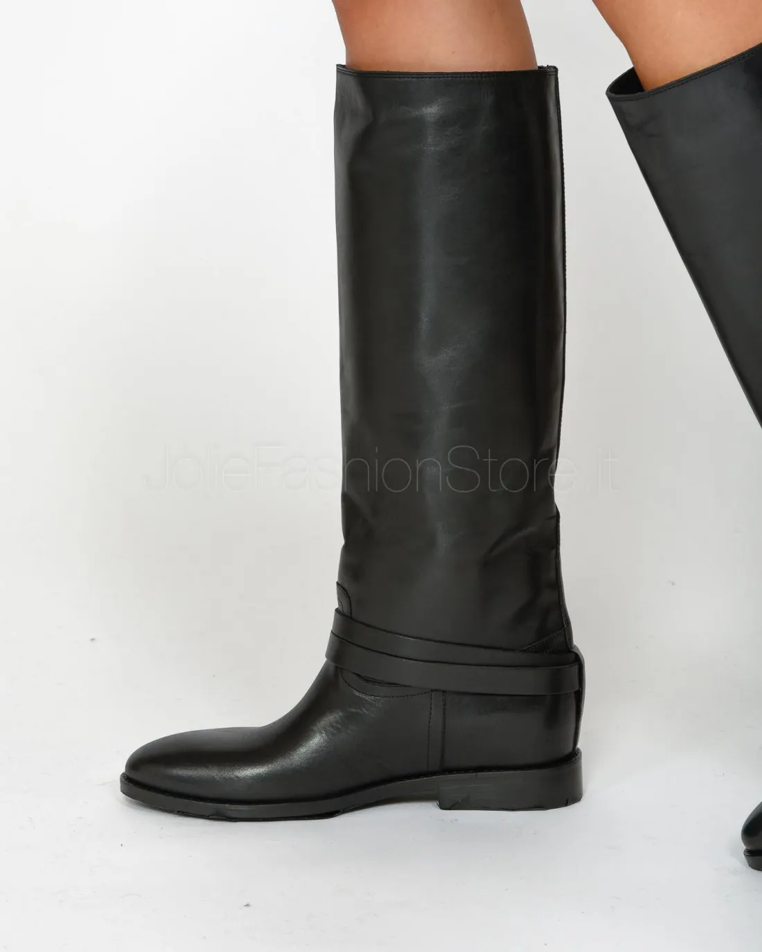 ---------------  ---------------  ---------------  ---------------  --------------Black Boot Strategia------