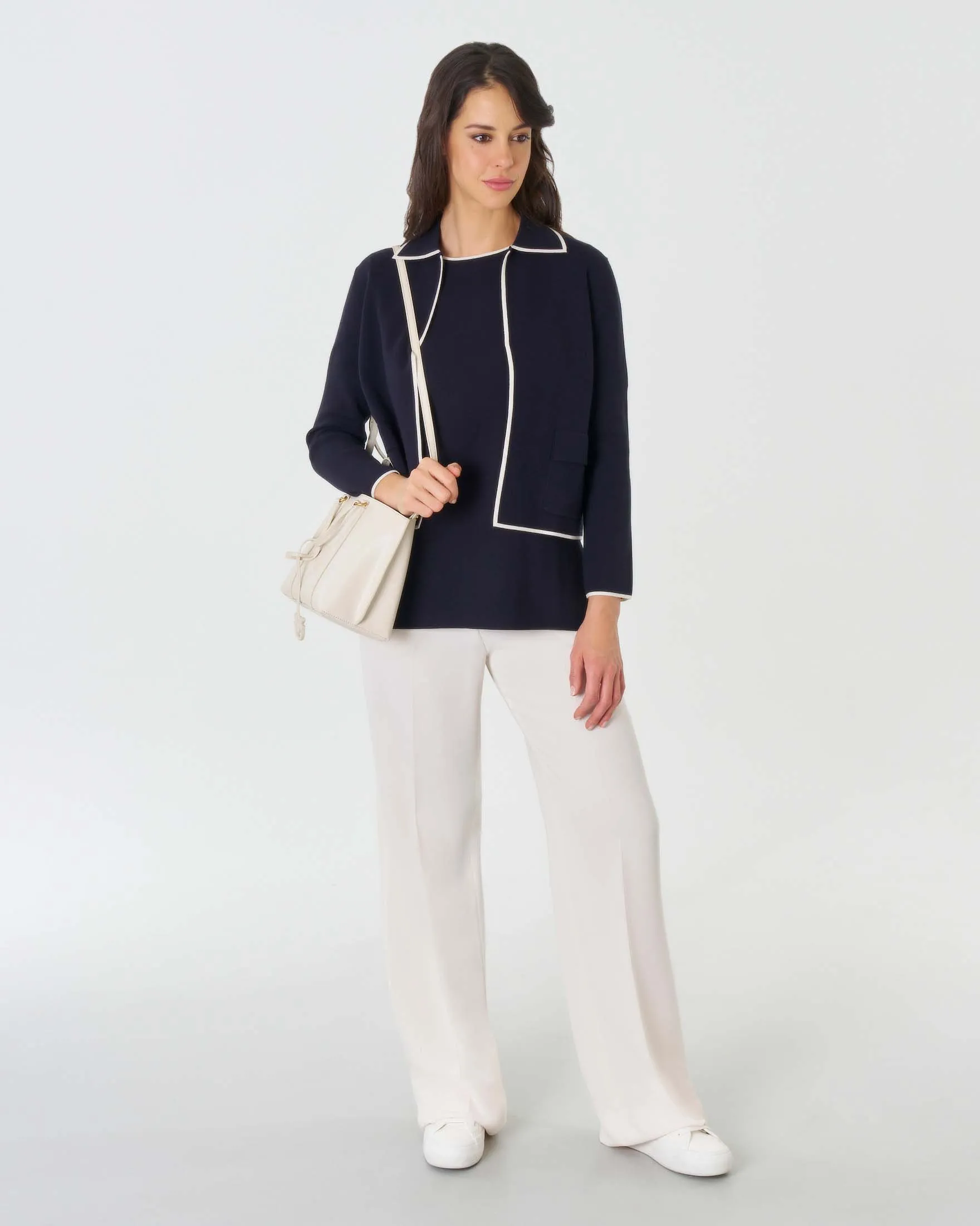 Giacchina blu in misto viscosa con colletto a camicia e profili bianchi