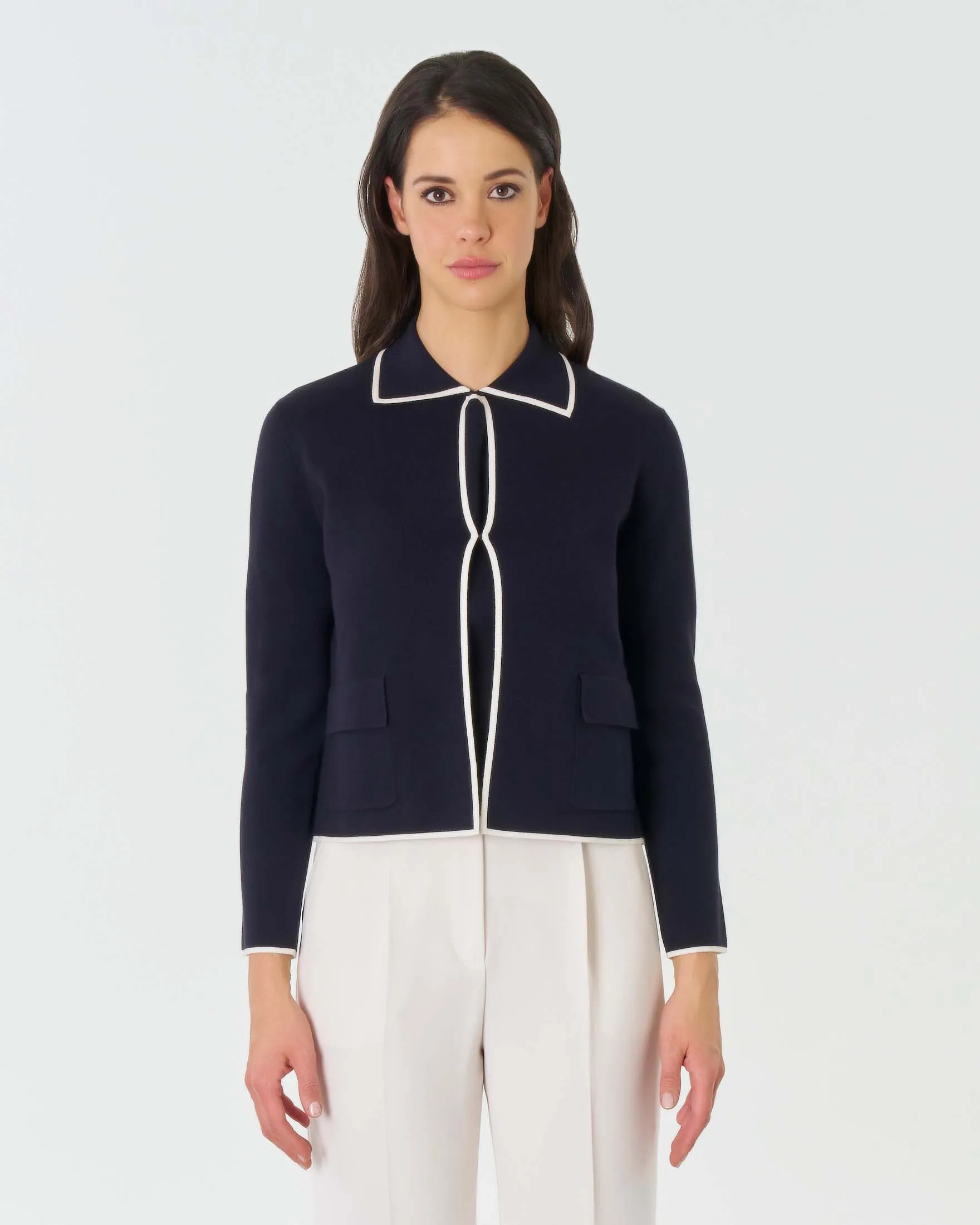 Giacchina blu in misto viscosa con colletto a camicia e profili bianchi