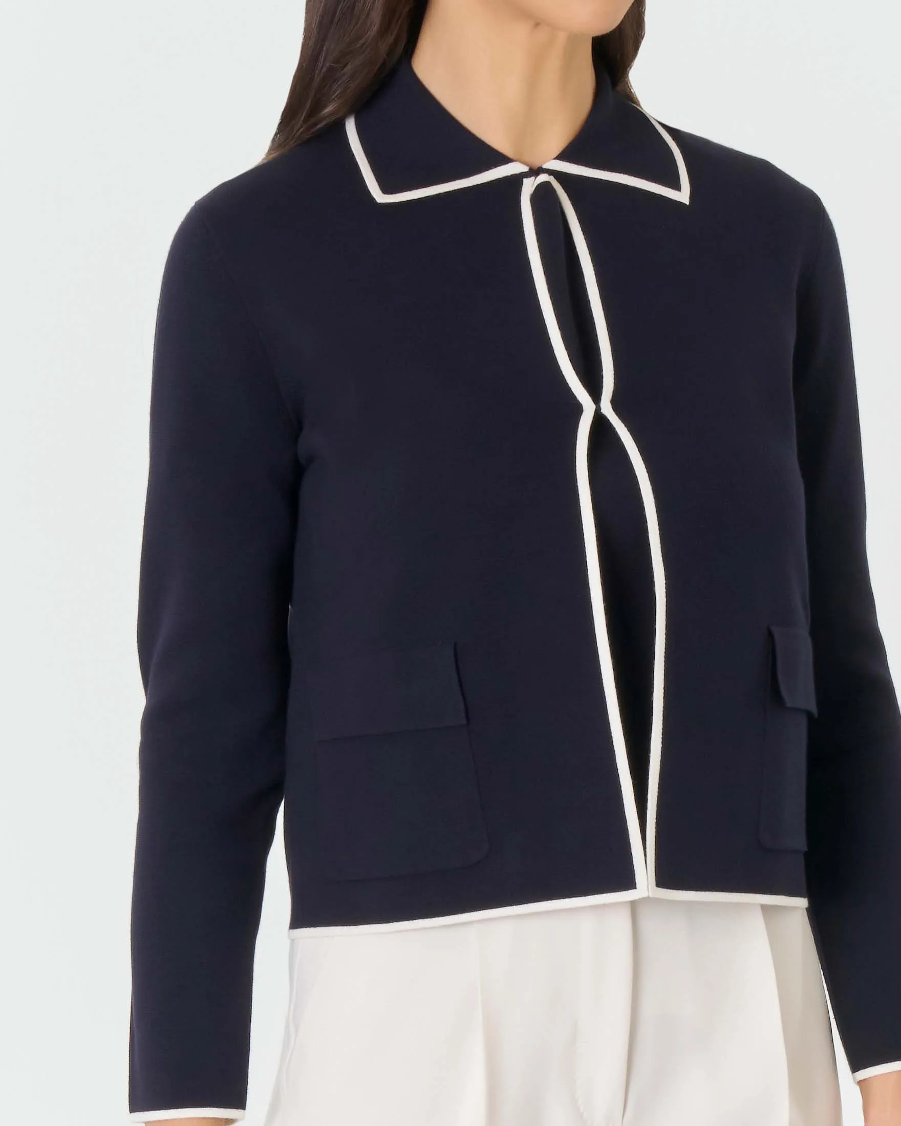 Giacchina blu in misto viscosa con colletto a camicia e profili bianchi