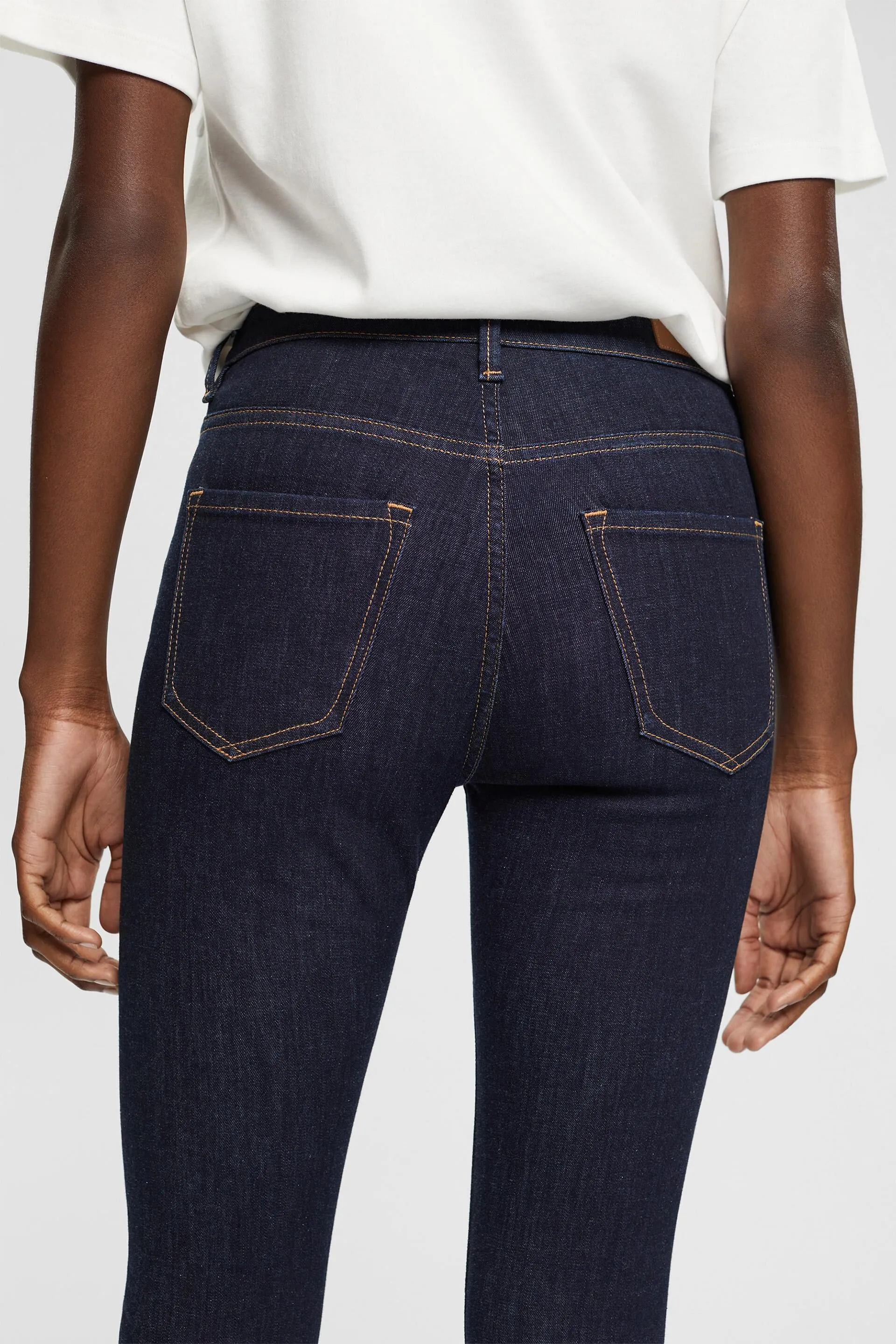 In materiale riciclato: jeans modellanti con cotone biologico