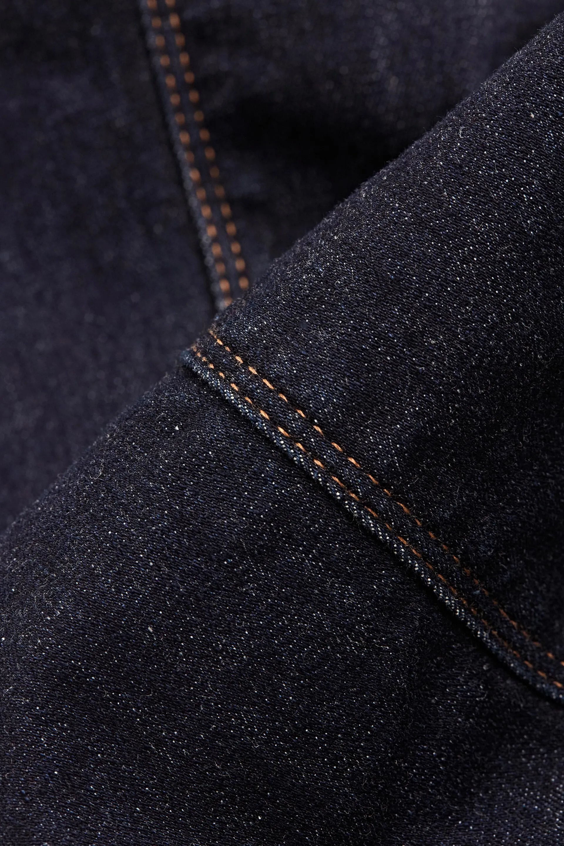 In materiale riciclato: jeans modellanti con cotone biologico